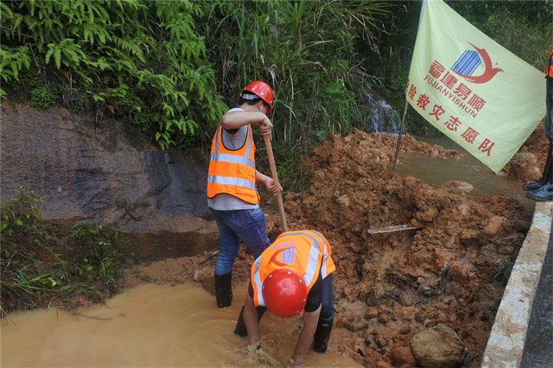 福建易順建筑工程有限公司提供技術人員和設備幫助祖墩鄉(xiāng)進行災后重建