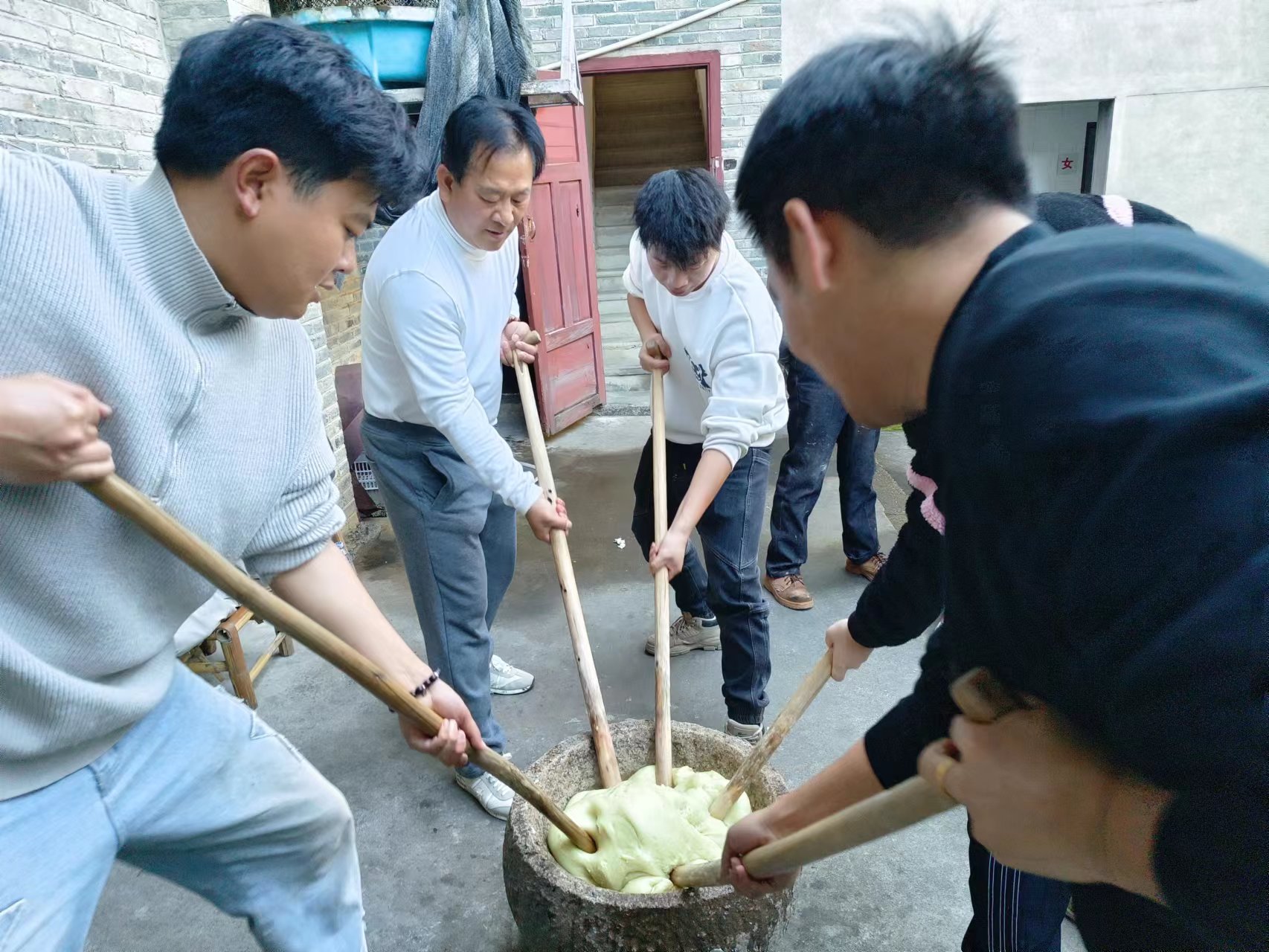 易順建工集團(tuán)：體驗(yàn)黃粿制作，傳承傳統(tǒng)文化